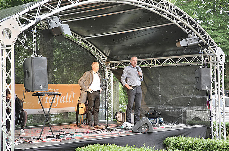 Ratzeburgs Bürgermeister Gunnar Koech und Veranstalter Jens Butz eröffneten den Musiksommer 2020